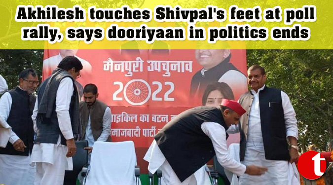 Akhilesh touches Shivpal’s feet at poll rally, says dooriyaan in politics ends