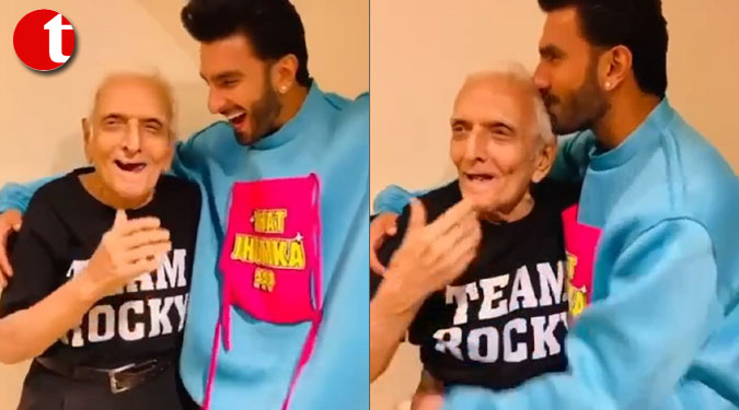 ‘झुमका गिरा रे’ गाने पर रणवीर सिंह ने किया अपने नाना के साथ डांस, फैन्स कर रहे हैं तारीफ