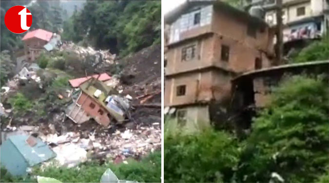शिमला में भूस्खलन से ढह गए कई मकान