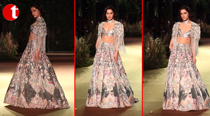 Shraddha Kapoor looks like a shimmering star in silver lehenga at FDCI ICW 2023