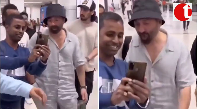 Sunny Deol loses cool & shouts at a Fan as he tries to click selfie