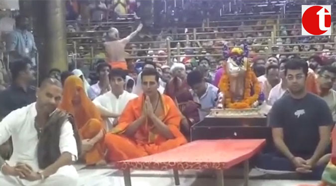 Akshay Kumar visits Mahakal temple in Ujjain, Shikhar Dhawan also offers prayer