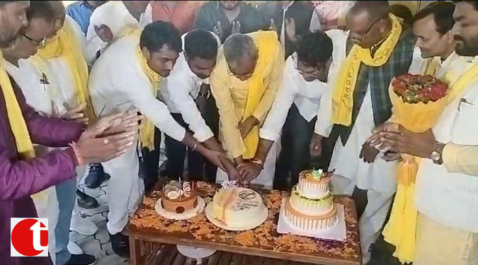 ओपी राजभर ने काटा केक, मनाया जन्मदिन