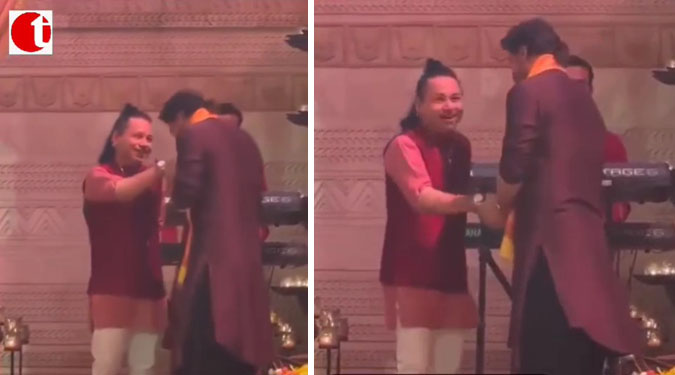 Insta Video When Shah Rukh met Kailash Kher Concert Mumbai