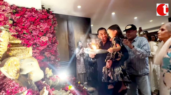 Salman Khan performs Ganesh aarti with niece