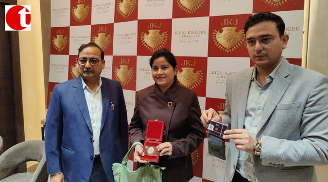 "Winners of India Jewellery Shopping Festival hosted by Jugal Kishore Jewelers, by Rajan Rastogi, receive gold and diamond-studded gold coins"