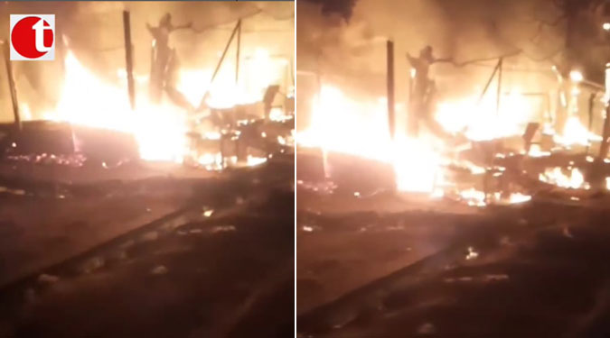 लखनऊ: गोमतीनगर में रोड के किनारे बानी दुकानों में लगी आग
