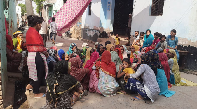 अलीगढ़: नूरपुर गांव में तीन लोगों की पीट-पीट कर की गई निर्मम हत्या