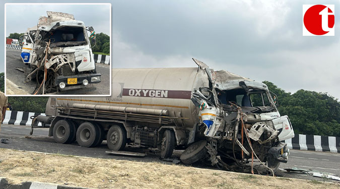 ऑक्सीजन कैप्सूल से भरे ट्रक ने आगे चल रहे ट्रक में मारी टक्कर, ड्राइवर घायल