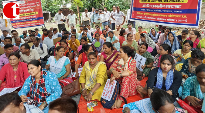 लखनऊ: अनुदेशकों का बेसिक शिक्षा निदेशालय पर प्रदर्शन, रखी 11 सूत्रीय मांग