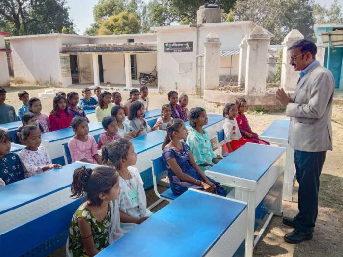 हिंदुस्तान पावर के सीएसआर विभाग द्वारा परियोजना प्रभावित ग्रामीण क्षेत्रों के विद्यालयों में किया गया डेस्क और बेचों का वितरण