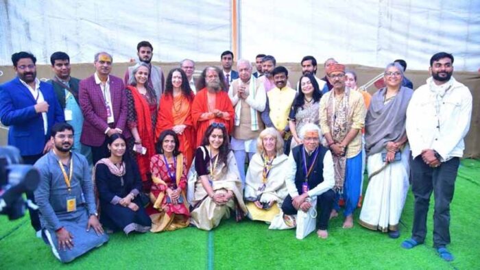महाकुंभ में बिहार के राज्यपाल पहुंचे स्वामी चिदानंद सरस्वती जी का सानिध्य में