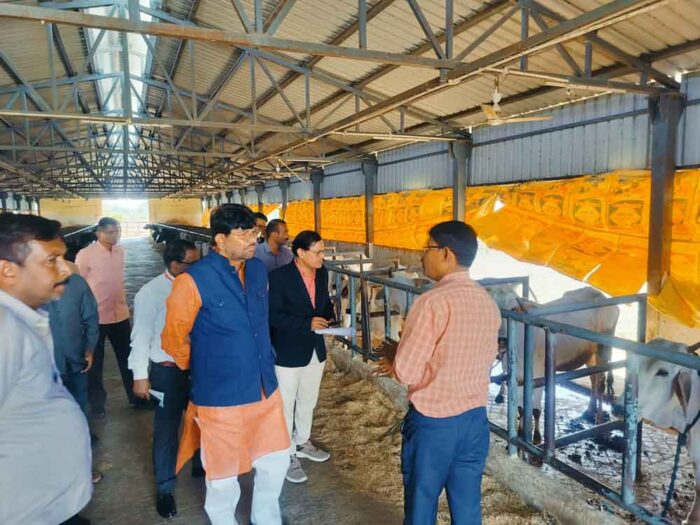 राज्यमंत्री पटेल ने सागर में पशु प्रजनन प्रक्षेत्र, रतोना का निरीक्षण किया