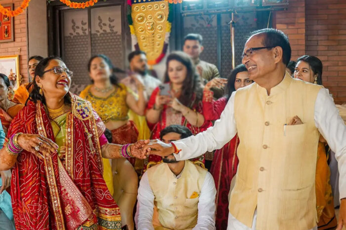 बेटे कुणाल की हल्दी रस्म में पत्नी का हाथ पकड़कर यूं नाचे शिवराज सिंह चौहान, खिलखिलाकर हंसने लगीं साधना सिंह