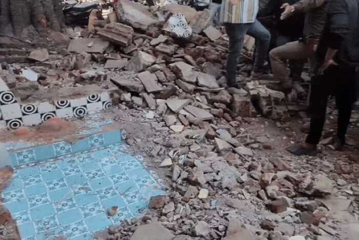रतलाम में 130 साल पुराने मंदिर को तोड़ने पर हंगामा, भैरव मंदिर की मूर्ति को बचा लिया गया