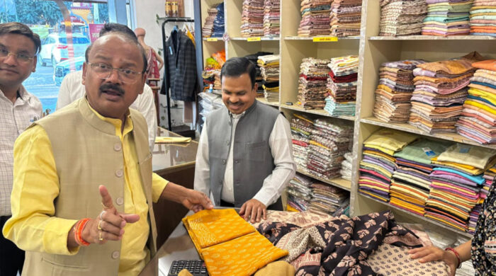 मंत्री जायसवाल ने लोगों से अपील की है कि वे खादी और स्वदेशी उत्पादों को अपनाएं और अपने देश की अर्थव्यवस्था को मजबूत करने में योगदान करें