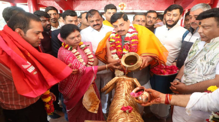 सीएम डॉ मोहन यादव ने उज्जैन के श्री अंगारेश्वर महादेव के मंदिर में पूजा अर्चना की