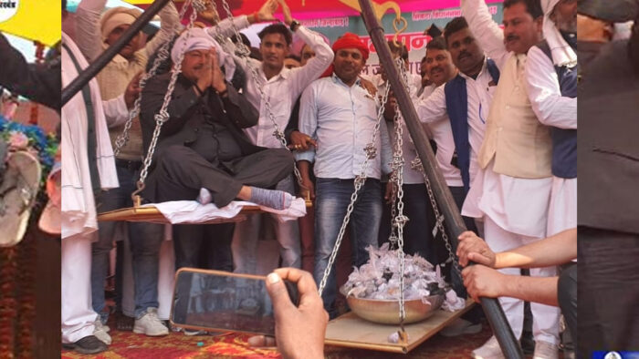 पूर्व मंत्री खुर्शीद आलम ने बेतिया में चप्पल-जूते की माला लेकर जनता का अभिवादन किया