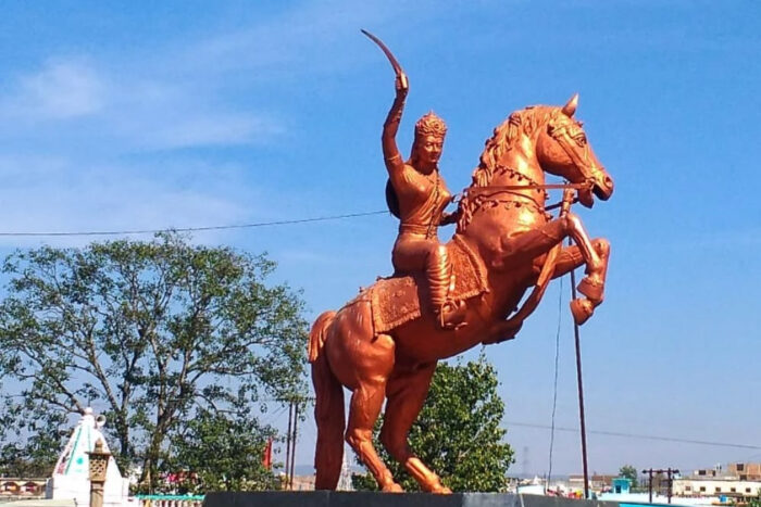 सोशल मीडिया रील बनाने के लिए मूर्ति पर हमला, मुंगावली में रानी अवंतीबाई की मूर्ति को थप्पड़ मारने वाली दो युवतियां गिरफ्तार