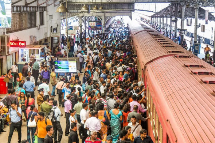 प्लेटफॉर्म पर अधिक भीड़ को देखते हुए प्लेटफॉर्म टिकट को बंद