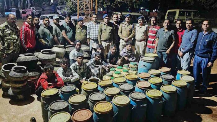 नदी किनारे बनाई जा रही थी कच्ची महुआ शराब, पुलिस ने मारा छापा, 1575 लीटर शराब जब्त