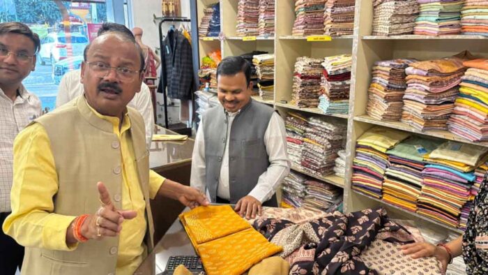 राज्य मंत्री जायसवाल ने मृगनयनी, कबीरा और विंध्यावैली स्टोर का किया निरीक्षण