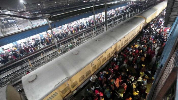नई दिल्ली स्टेशन पर भगदड़ के बाद जागा रेलवे, प्रयागराज जाने वाली ट्रेनों पर रखी जा रही विशेष नजर