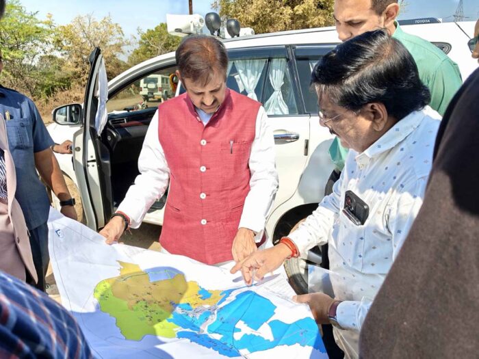 उप मुख्यमंत्री शुक्ल ने बेला-सिलपरा बाईपास सड़क निर्माण कार्य का किया निरीक्षण