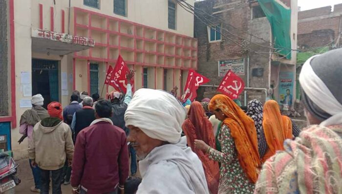 आवास के पट्टे एवं आवास स्वीकृत करने की मांग को लेकर मार्क्सवादी कम्युनिस्ट पार्टी के बैनर तले नपा पर किया प्रदर्शन