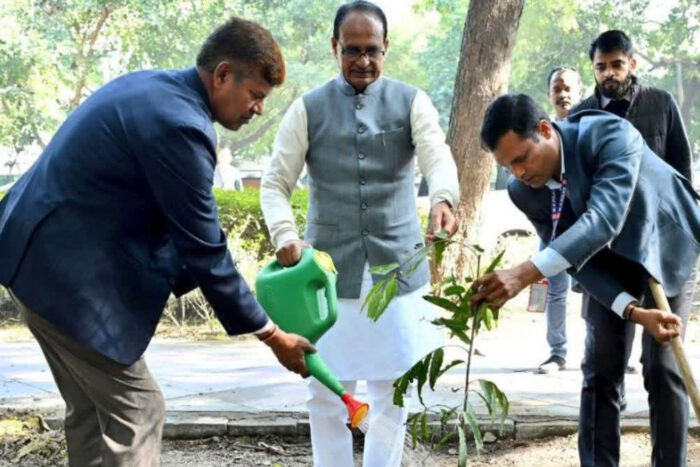 केंद्रीय मंत्री शिवराज सिंह चौहान ने लोगों से जन्मदिन और वर्षगांठ जैसे अवसरों पर पेड़ लगाने की शपथ लेने का आग्रह किया