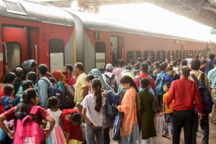 किशोरी महाकुंभ स्नान के लिए घर से निकल गलत जगह पहुंची, आरपीएफ ने नाबालिग को सुरक्षित घर पर पहुंचाया
