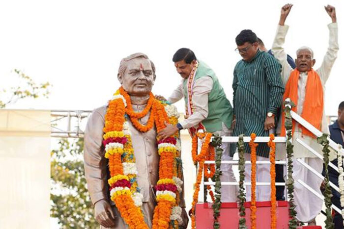 मुख्यमंत्री डॉ. यादव  ने उमरिया जिले में अटल जी की प्रतिमा का अनावरण
