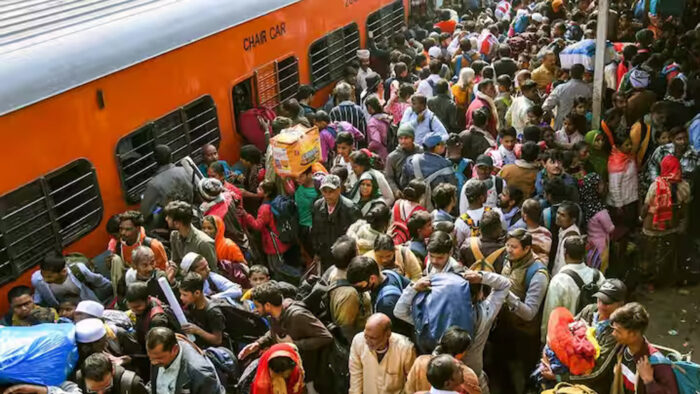 Prayagraj से लौटने वालों की भीड़ को कंट्रोल करने में जुटे रेलवे के अधिकारी