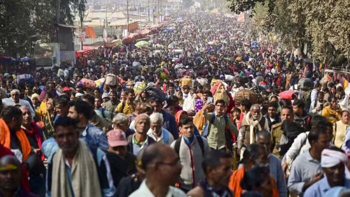 उत्तर प्रदेश में व्यवस्था बदहाल ! प्रयागराज रेलवे स्टेशन में भारी भीड़, ब्लॉक किया गया रास्ता