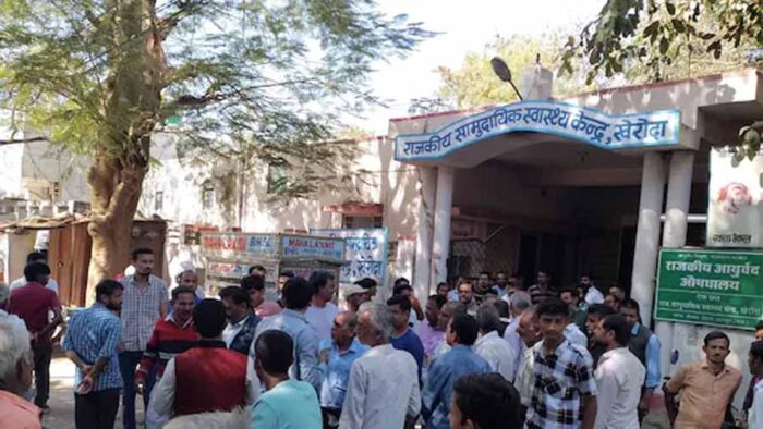 जानवर को बचाने के प्रयास में पलटी बस, 4 गंभीर घायल