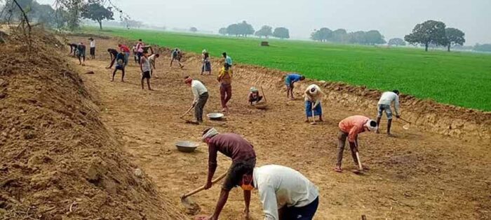 बरेली में मनरेगा में फर्जीवाड़ा : मुस्लिम युवकों के जॉब कार्डों में हिंदू समुदाय के युवकों के नाम