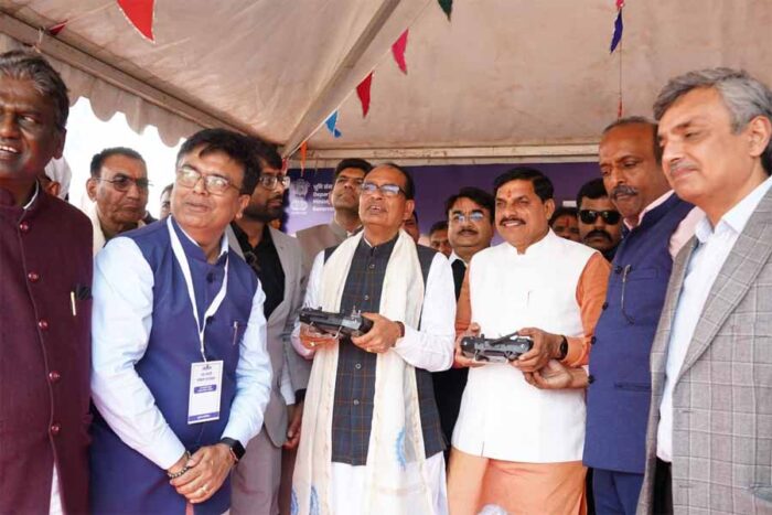मुख्यमंत्री डॉ यादव तथा केन्द्रीय कृषि मंत्री श्री चौहान ने ड्रोन उड़ाकर किया शहरी भूमि सर्वेक्षण