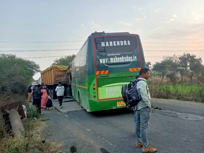 प्रयागराज जा रही यात्री बस खड़े कोयले से भरे ट्रेलर से टकराई, एक की मौत, 23 घायल