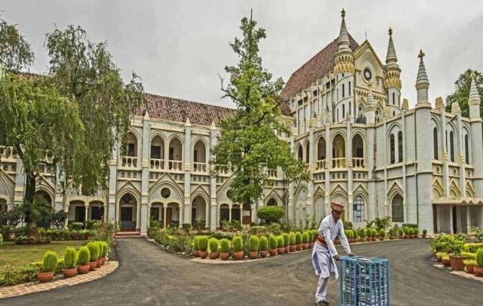 किस कानून में यह प्रविधान है कि मुख्यमंत्री के सम्मानार्थ आयोजित कार्यक्रम के लिए निगमायुक्त बसों में डीजल भरवाएं : हाई कोर्ट
