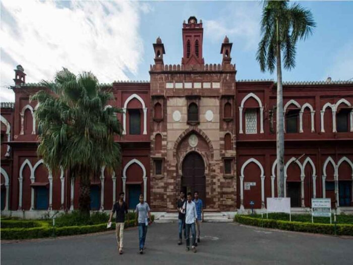 अलीगढ़ मुस्लिम यूनिवर्सिटी के हॉस्टल में परोसी जाएगी बीफ बिरयानी? नोटिफिकेशन के बाद मचा बवाल