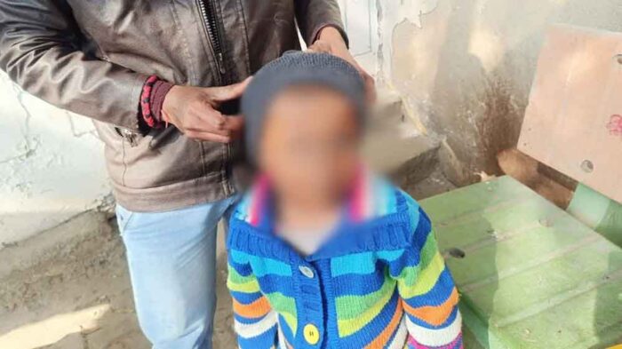 सौतेली मां ने 4 साल के बच्चे को फ्रिज से लड्डू लेने पर गर्म तवे पर बैठा कर जला दिया, पुलिस ने किया अरेस्ट