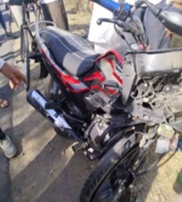 दो बाइक की आपस में टक्कर के बाद दो लोगों की दर्दनाक मौत, एक गंभीर रूप से घायल, अस्पताल में कराया भर्ती