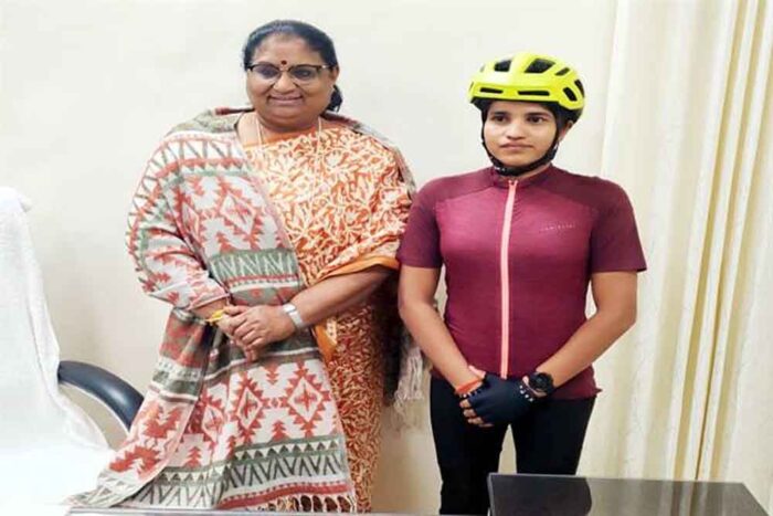 मंत्री सुश्री भूरिया से मिली सोलो महिला साइक्लिस्ट आशा मालवीय