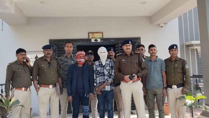 आगरा जिले के दो तस्करों को पुलिस ने किया गिरफ्तार, कर रहे थे बुरहानपुर में बनी पिस्टल की तस्करी