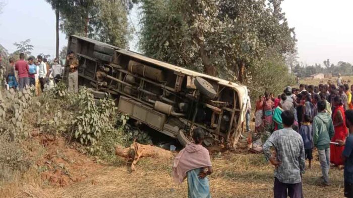 उज्जैन से वाराणसी जा रहे थे श्रद्धालु, कार को बचाने के चक्कर में पलटी बस, हादसे में 25 घायल