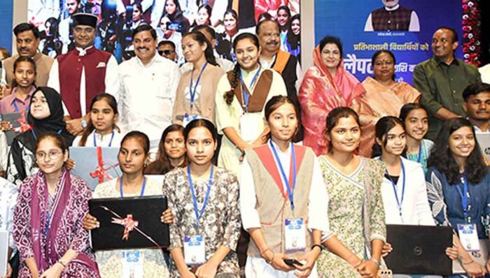 मुख्यमंत्री ने प्रदेश के 89 हजार 710 मेधावी विद्यार्थियों को लैपटॉप के लिए जारी किए 224 करोड़ रूपए