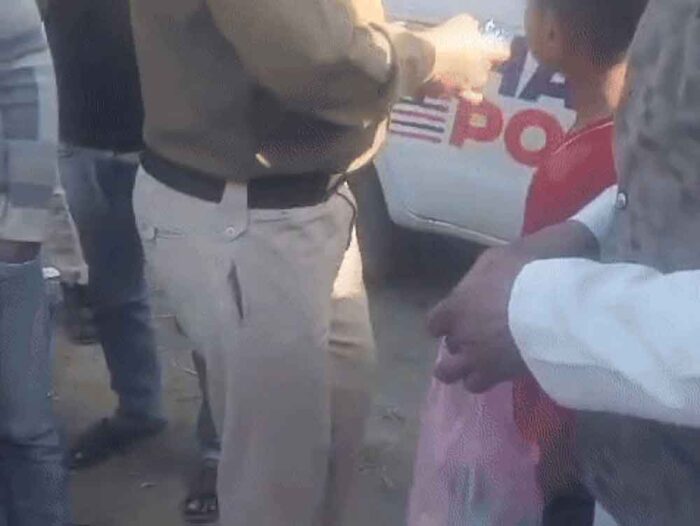 आंगनबाड़ी केंद्र पर बच्चों को एक्सपायरी चॉकलेट को खाने से बिगड़ी तबीयत