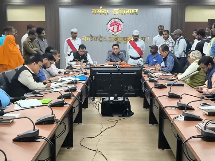 कलेक्टर ने जनसुनवाई में सुनी आवेदकों की समस्याएं, अधिकारियों को आवेदन निराकरण के दिए निर्देश