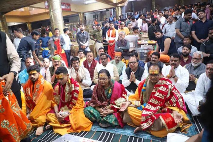 केंद्रीय कृषि मंत्री शिवराज सिंह चौहान ने परिवार संग लगाई हाजिरी, भोलेनाथ को दिया बेटे की शादी का निमंत्रण