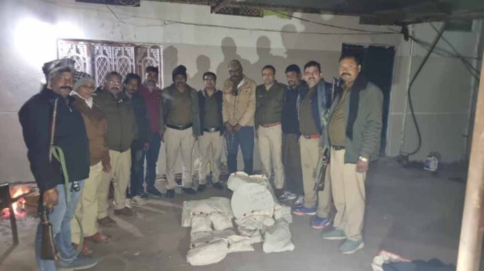 पुलिस की नारकोटिक्स विंग नीमच इकाई नेपूर्व सरपंच के घर ड्रग्स बनाने की फैक्ट्री पकड़ी, तालाब में छिपा देता था मशीनें